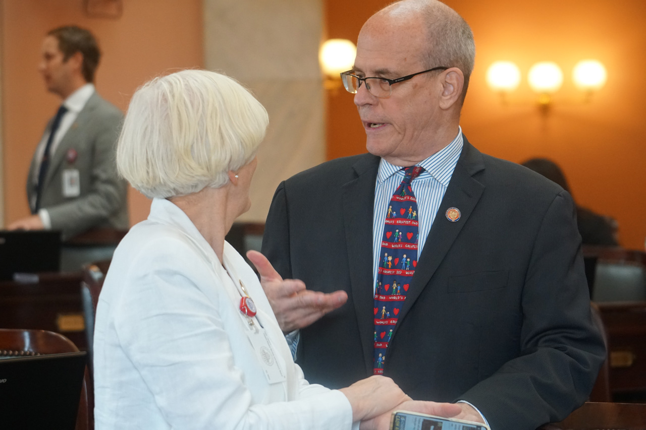 Rep. O'Brien speaks with Rep. Mary Lightbody (D-Westerville) before House session
