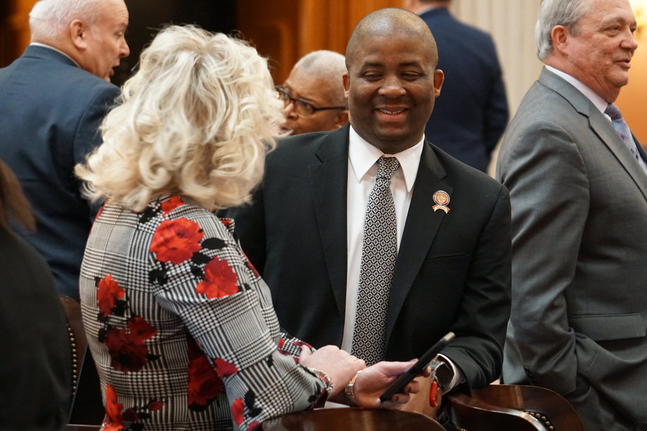 Rep. Robinson speaks with Rep. Lisa Sobecki (D-Toledo) before House Session