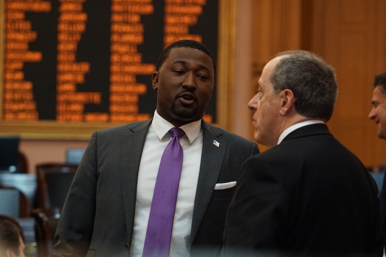 Rep. Upchurch speaks with Rep. David Leland (D-Columbus) before House session