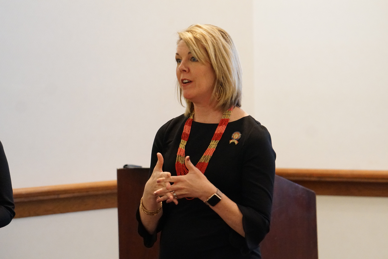 Rep. Russo speaks to patient advocates from the Susan G. Komen Breast Cancer Foundation