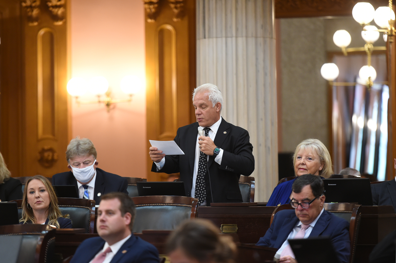 Rep. Plummer gives remarks on the House floor to House Bill 203, legislation that would specify requirements for the operation of mobile dental facilities and to authorize pharmacists to enter consult agreements with certain physician assistants and advanced practice registered nurses.