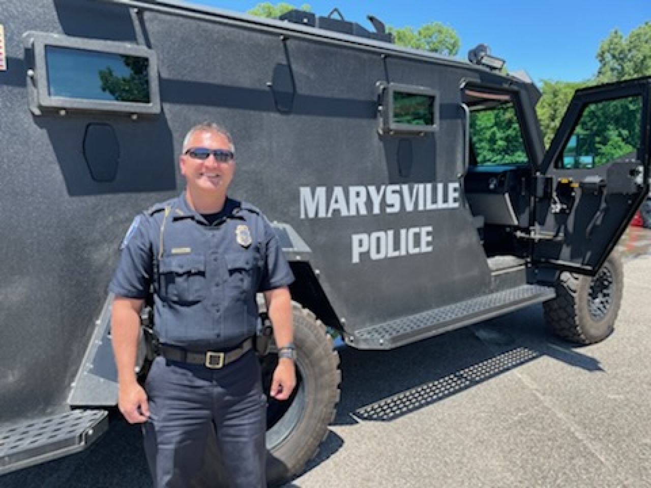 Representative Richardson meets with Marysville Police Department's Captain Nathan Sachs at the Touch-A-Truck event.