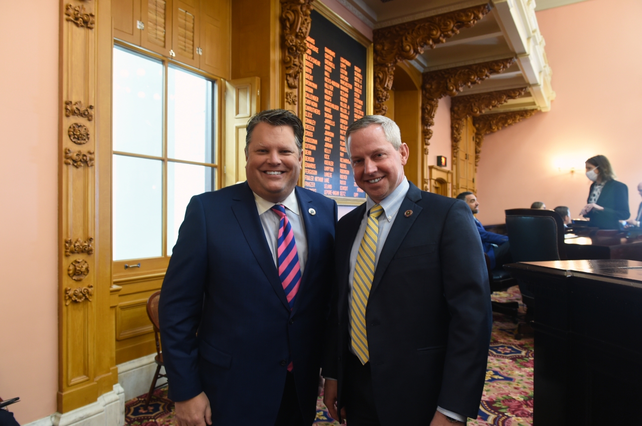 Rep. LaRe and Rep. Cross before session.