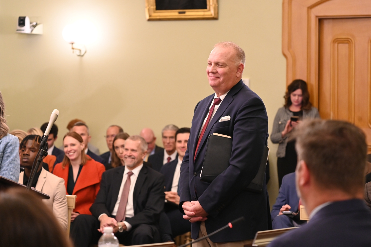 Rep. Barhorst gives testimony in committee