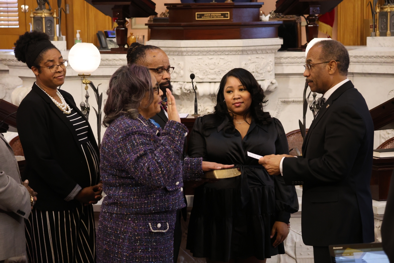 Rep. Swims swearing in.