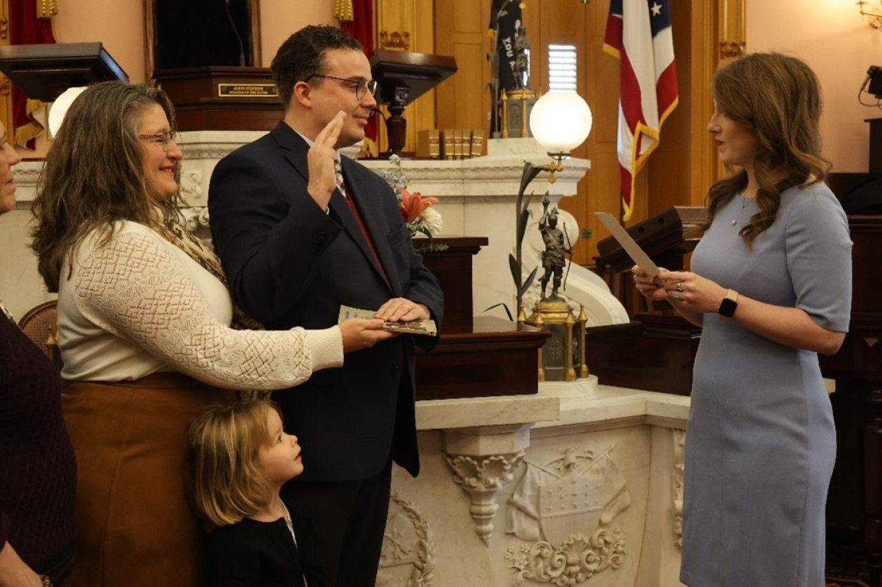 Rep. Glassburn is sworn in as a member of the 136th General Assembly alongside his wife and daughter.