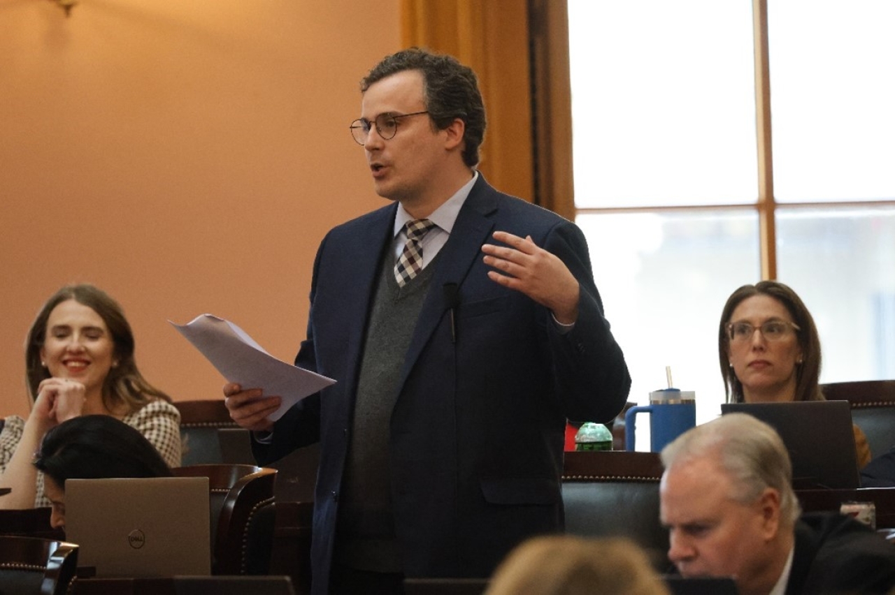 Rep. Glassburn urges the adoption of an amendment to update school funding metrics in the state's operating budget on the House Floor.