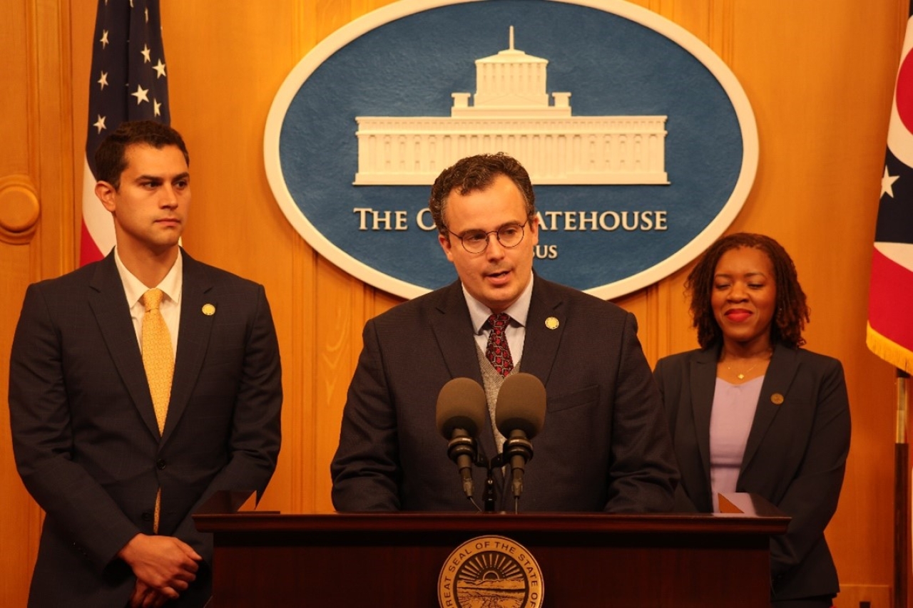 Rep. Glassburn joins fellow lawmakers to call for passage of meaningful campaign finance reform legislation.