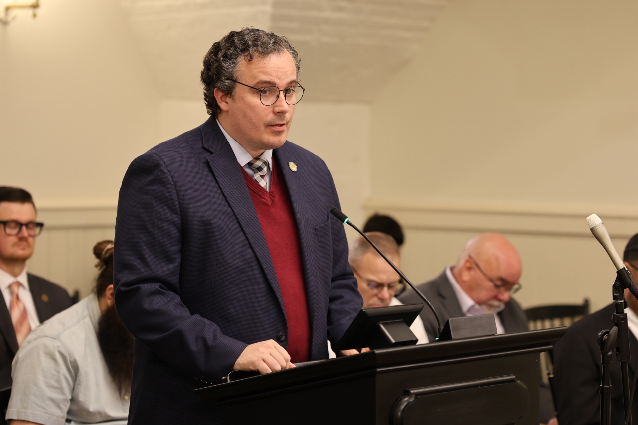 Rep Glassburn gives sponsor testimony on HB 770, which would allow candidates to refund donations, before the House General Government Committee.