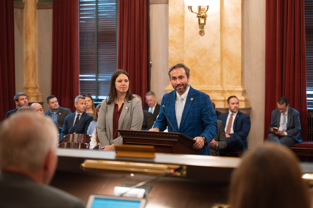 Representatives Thomas and Craig testify before the Senate Select Committee on Gaming