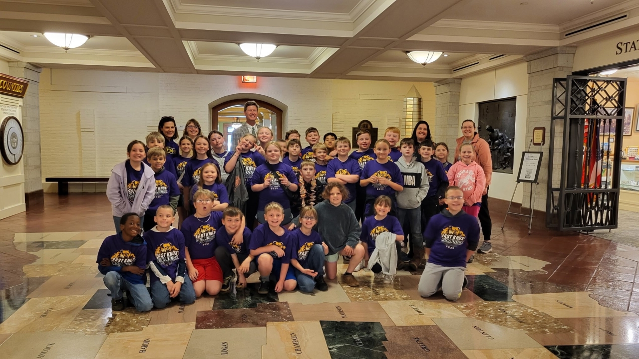 Representative Mark Hiner meeting with East Knox Elementary while they tour the statehouse